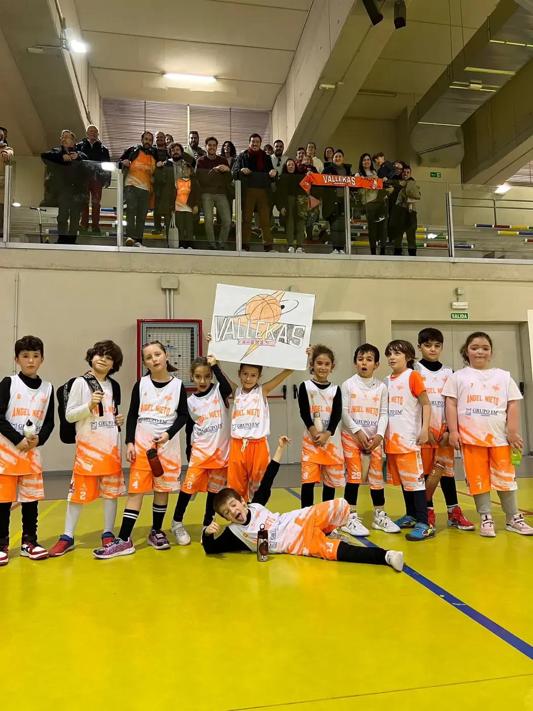 Niños y niñas en sesión de baby basket