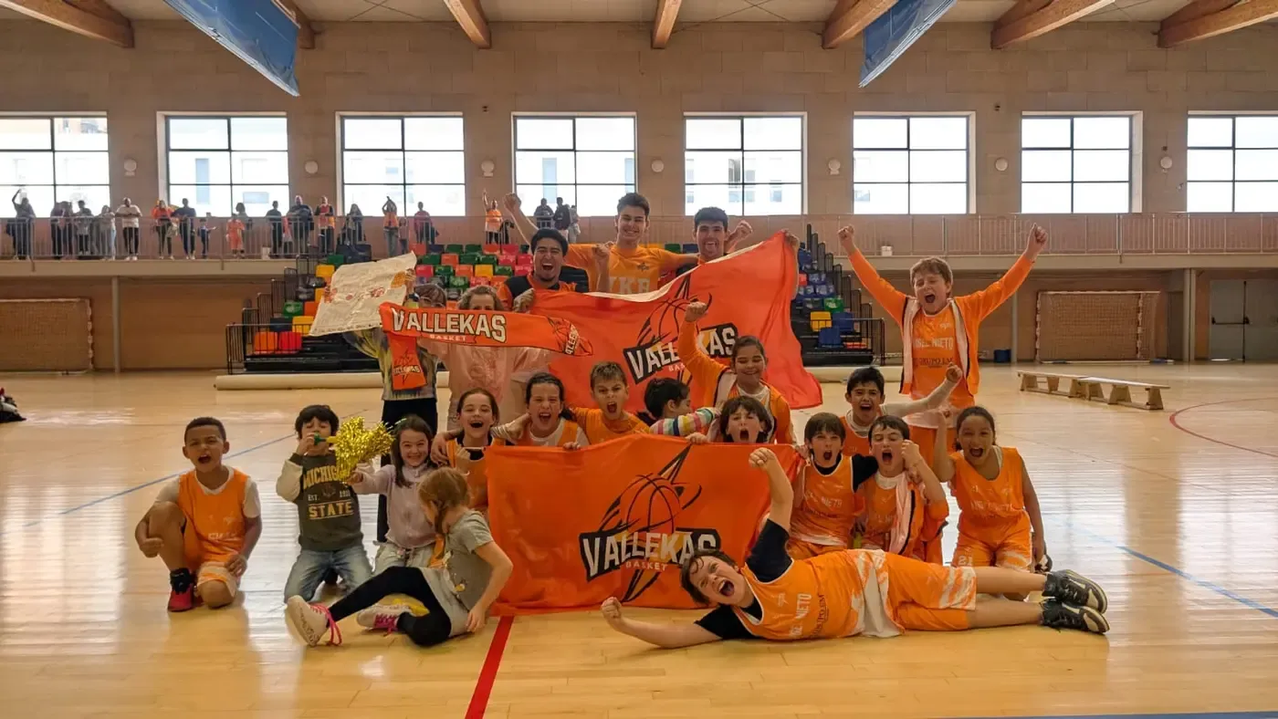 Equipo Benjamín celebrando el campeonato