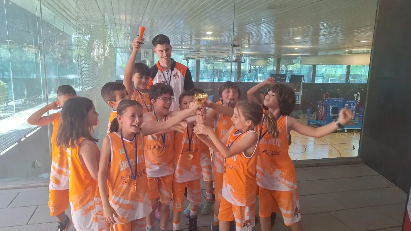 Equipo Benjamín celebrando el campeonato