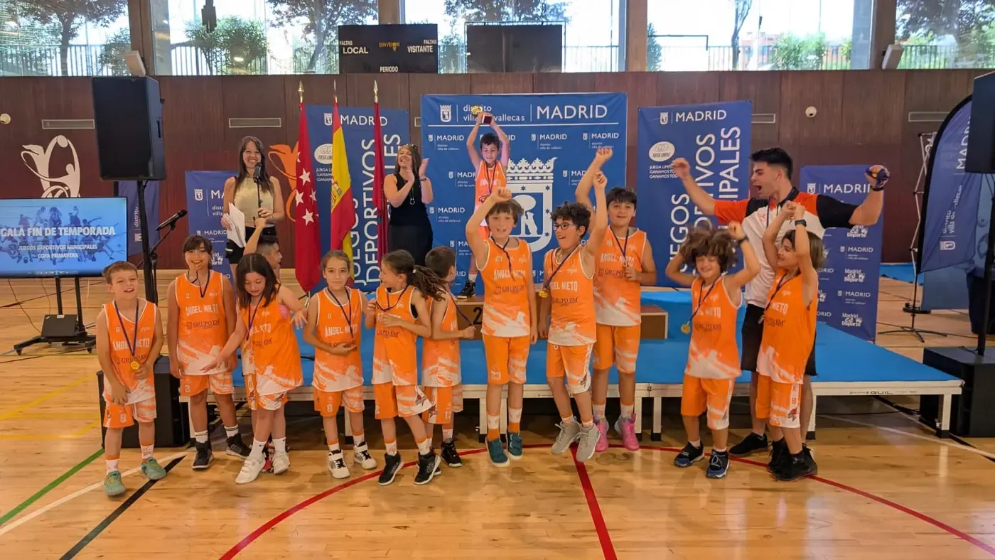 Equipo Benjamín del Ángel Nieto recogiendo el trofeo